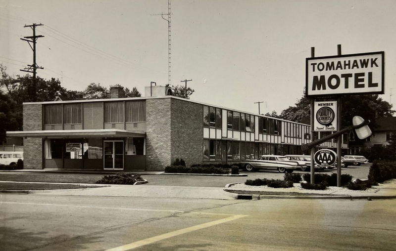 Tomahawk Motel (Devonshire Hotel, Downtowner Motor Inn) - Vintage Postcard